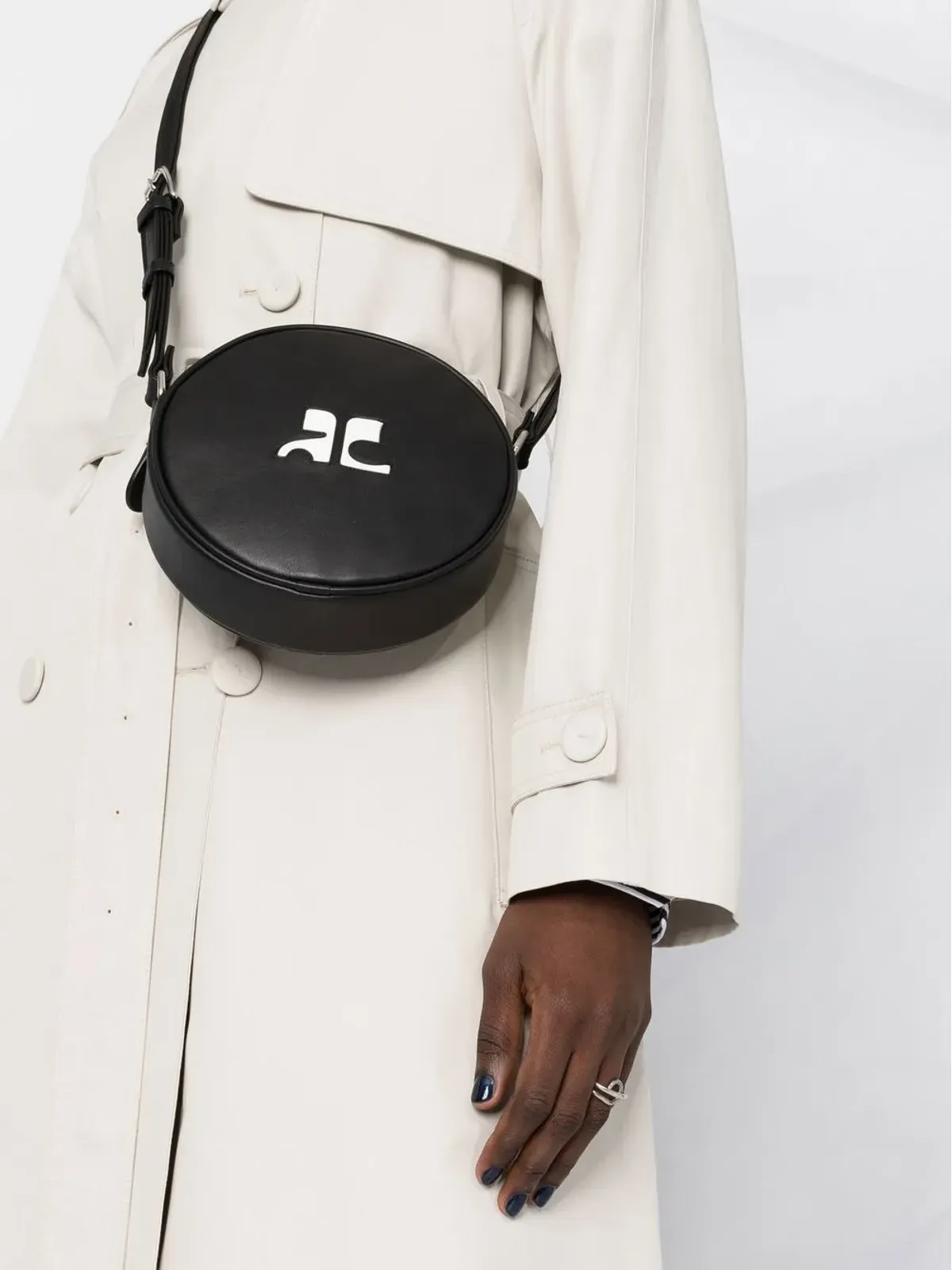 Courrèges ロゴエンボス ラウンド型クロスボディバッグ - 画像3