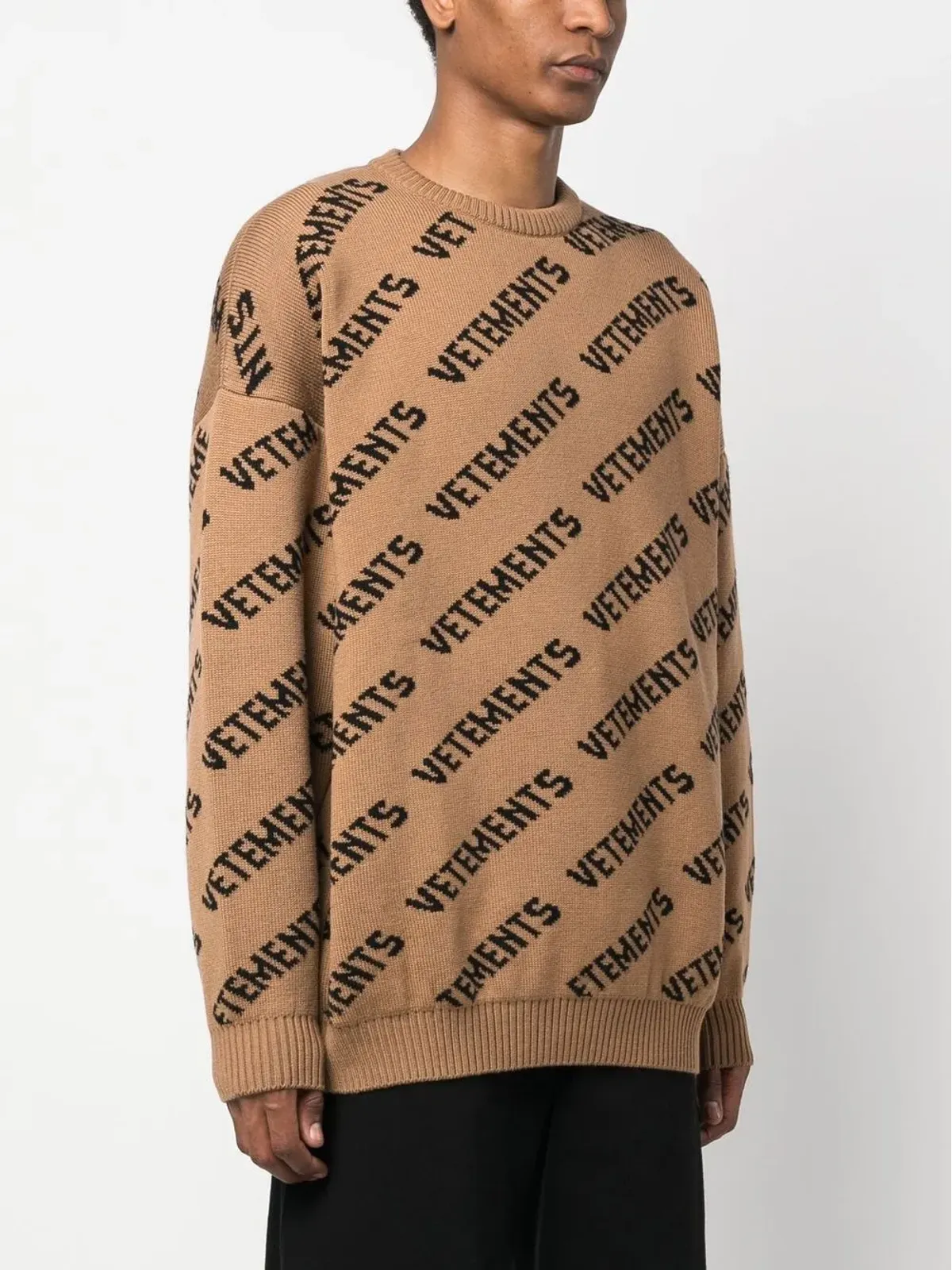 VETEMENTS ロゴプリント・インターシアニットジャンパー ブラウン - 画像3