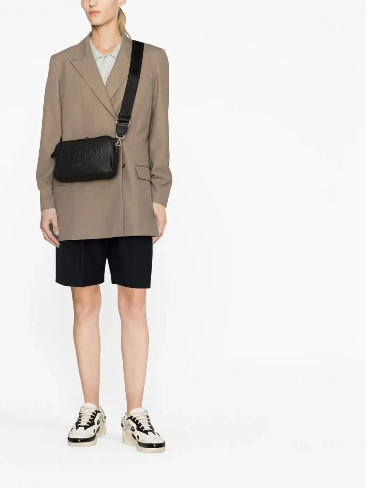 FENDI エンボスロゴ レザー ボディバッグ - 画像2