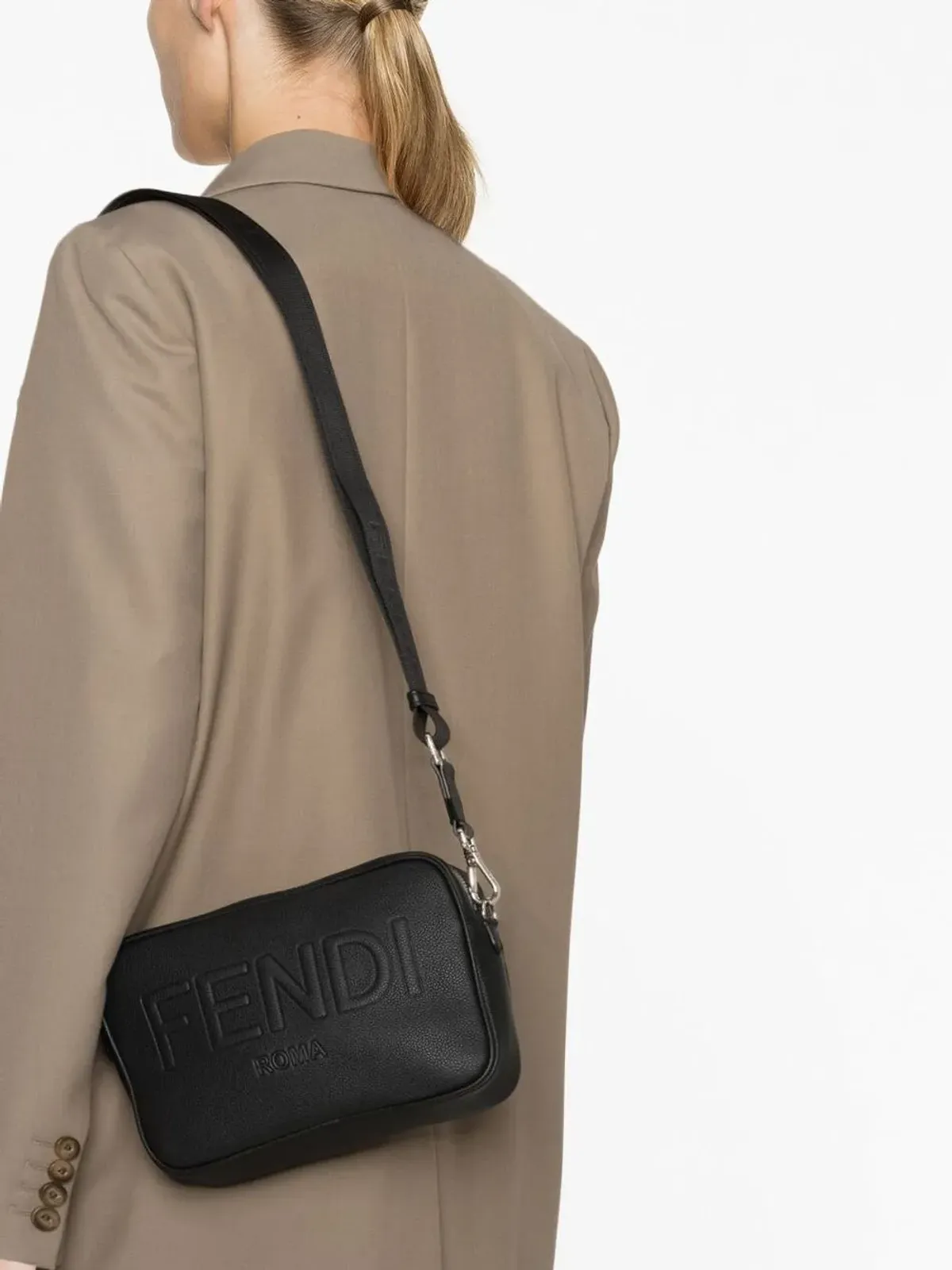FENDI エンボスロゴ レザー ボディバッグ - 画像3