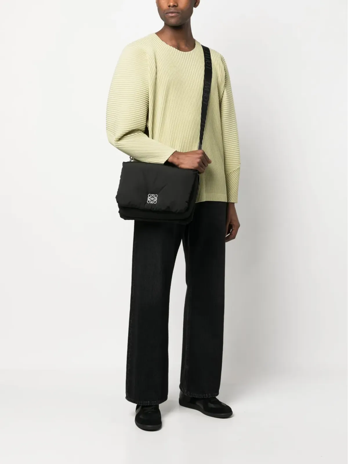LOEWE ロゴプレート付きパッド入りショルダーバッグ - 画像2