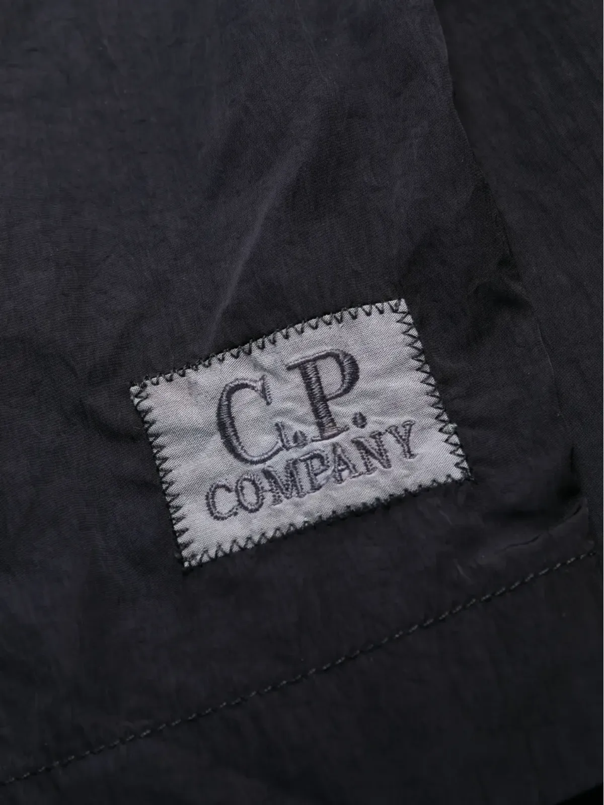 C.P. Company ロゴパッチ水着ショーツ - 画像3