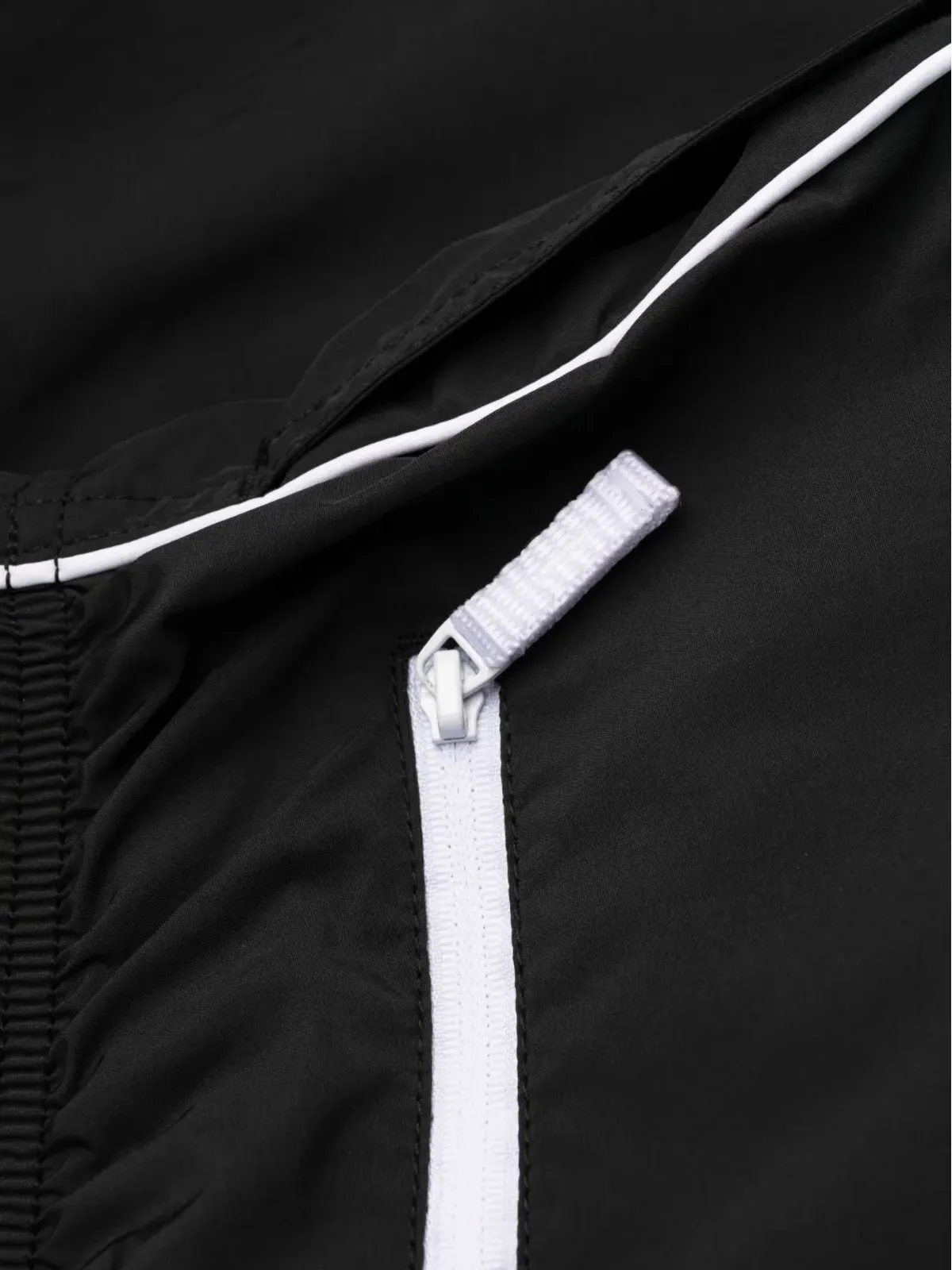 Armani Exchange ロゴ文字入りスイムショーツ - 画像3