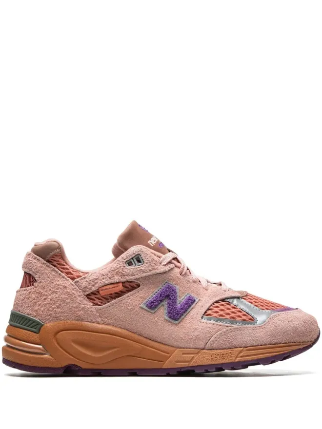 New Balance New Balance x Salehe Bembury 990v2『Sand Be The Time』スニーカー（ピンク）の商品画像