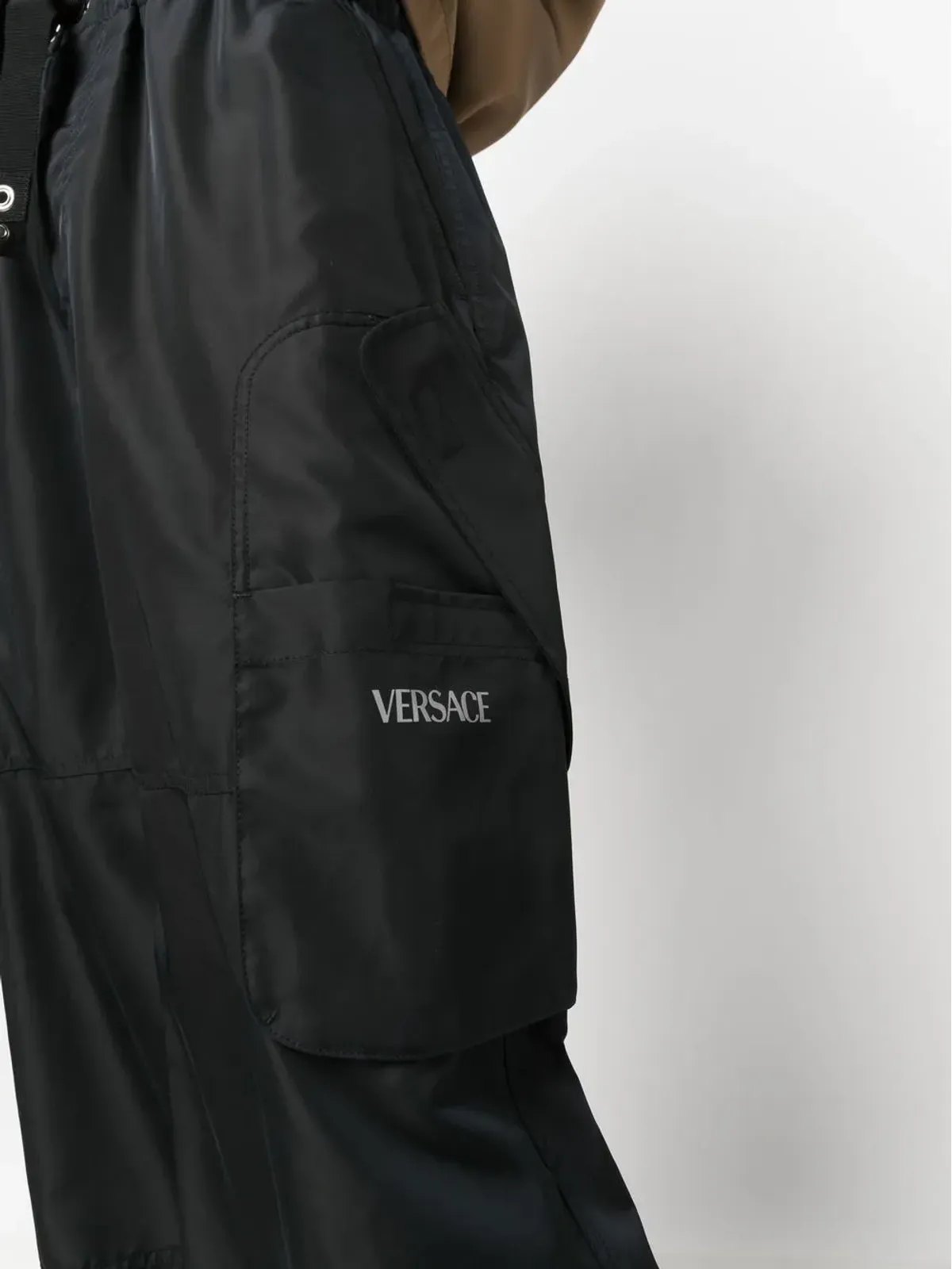 Versace ロゴプリント カーゴパンツ ブラック - 画像5