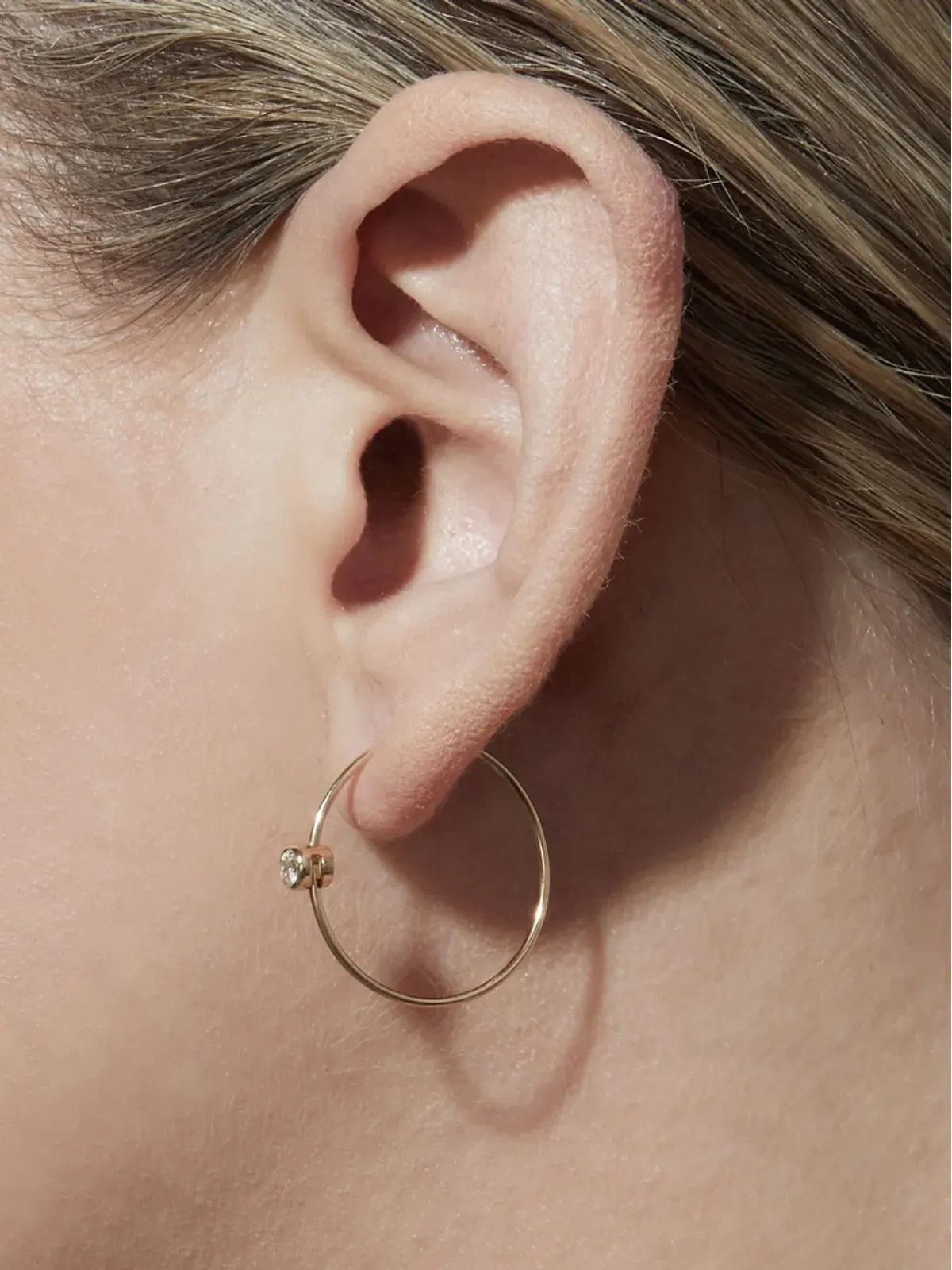 Shihara 18K イエローゴールド ダイヤモンド1石入り シングルフープピアス - 画像5