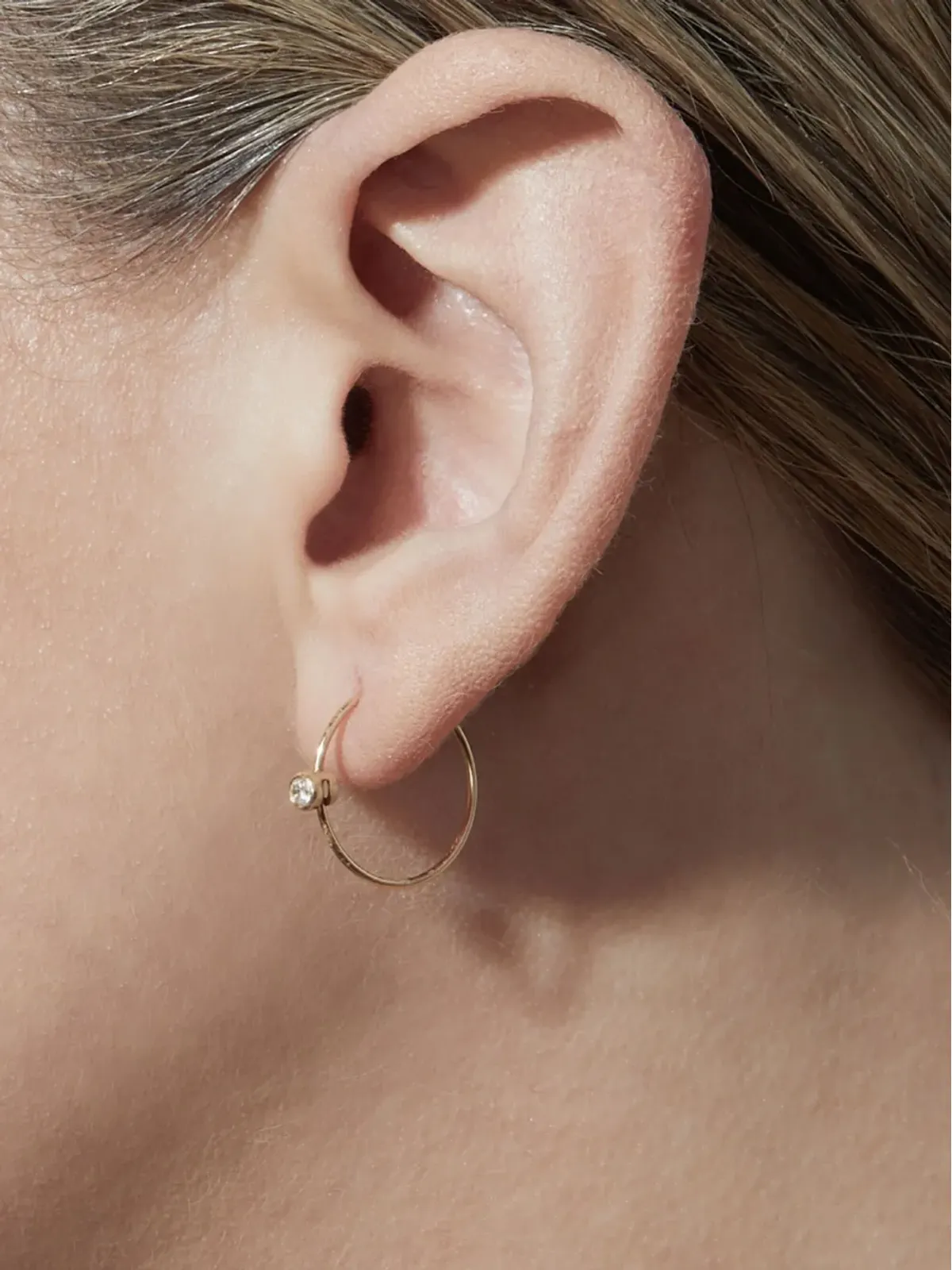 Shihara 18K イエローゴールド 1石ダイヤモンド シングルフープ ピアス - 画像5