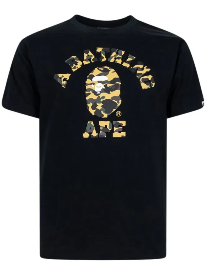 A BATHING APE® A BATHING APE® 1st カモ カレッジ Tシャツの商品画像
