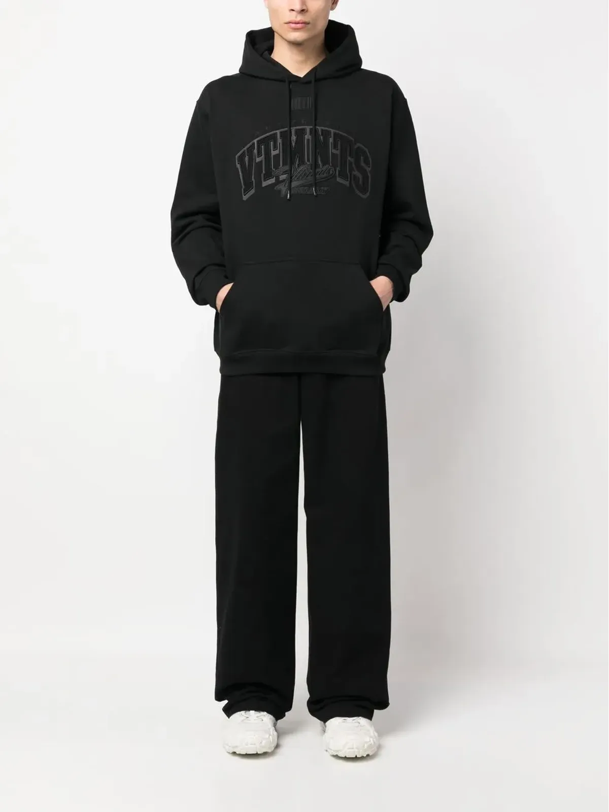 VTMNTS 刺繍ロゴ入り長袖フーディー - 画像2