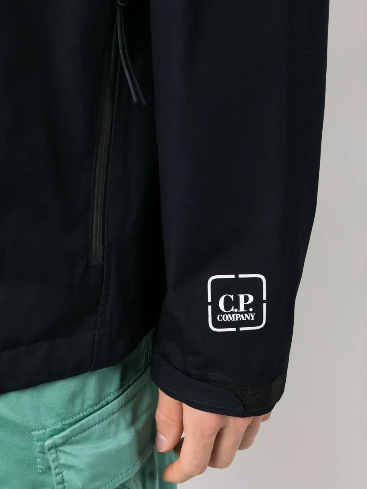 C.P. Company ロゴパッチ付きジップフードジャケット - 画像5