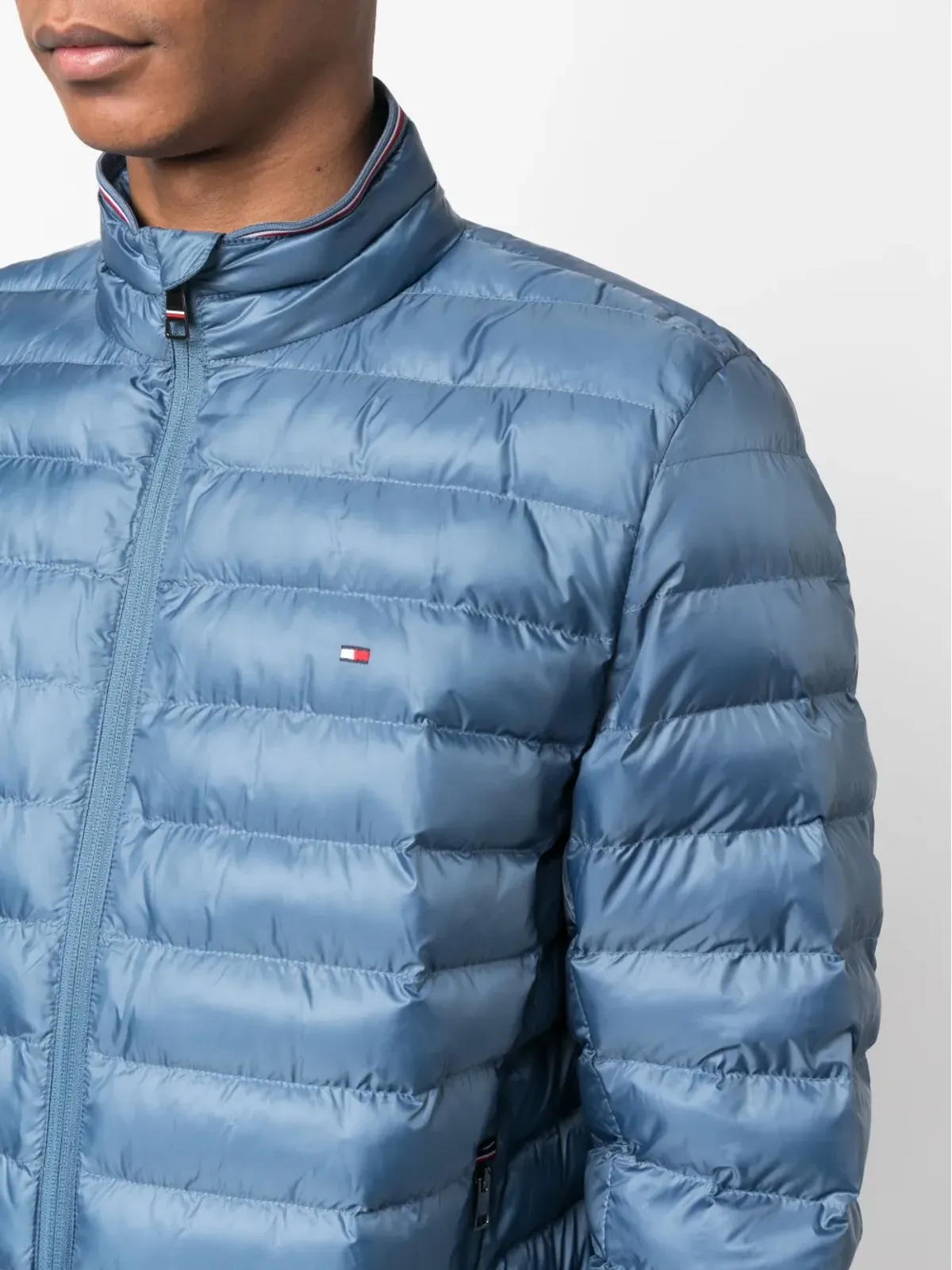 Tommy Hilfiger ロゴパッチ付きジップフロントのダウンジャケット - 画像5