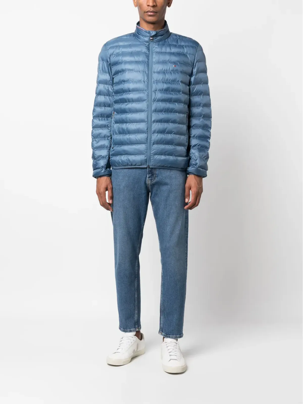 Tommy Hilfiger ロゴパッチ付きジップフロントのダウンジャケット - 画像2