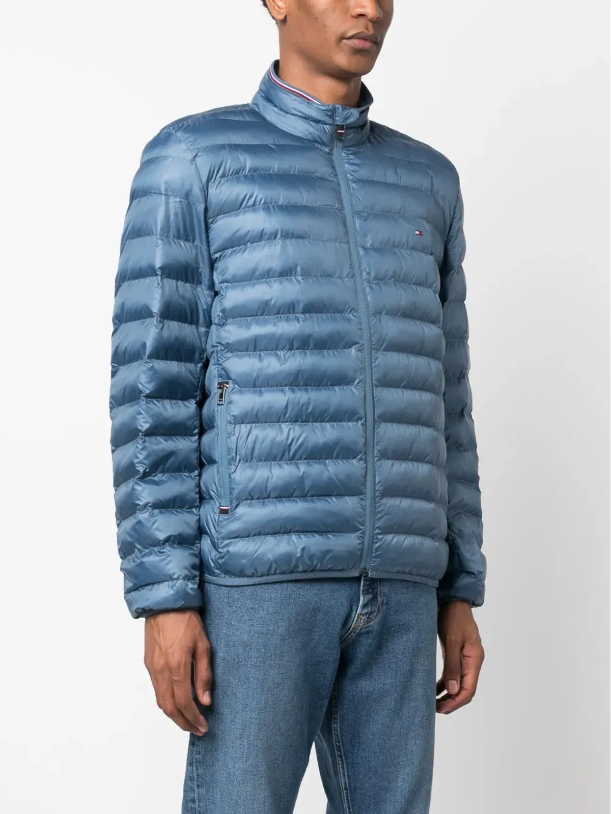 Tommy Hilfiger ロゴパッチ付きジップフロントのダウンジャケット - 画像3
