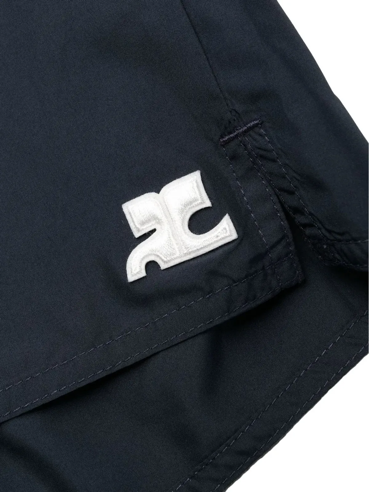 Courrèges ロゴパッチ付き無地スイムショーツ - 画像3