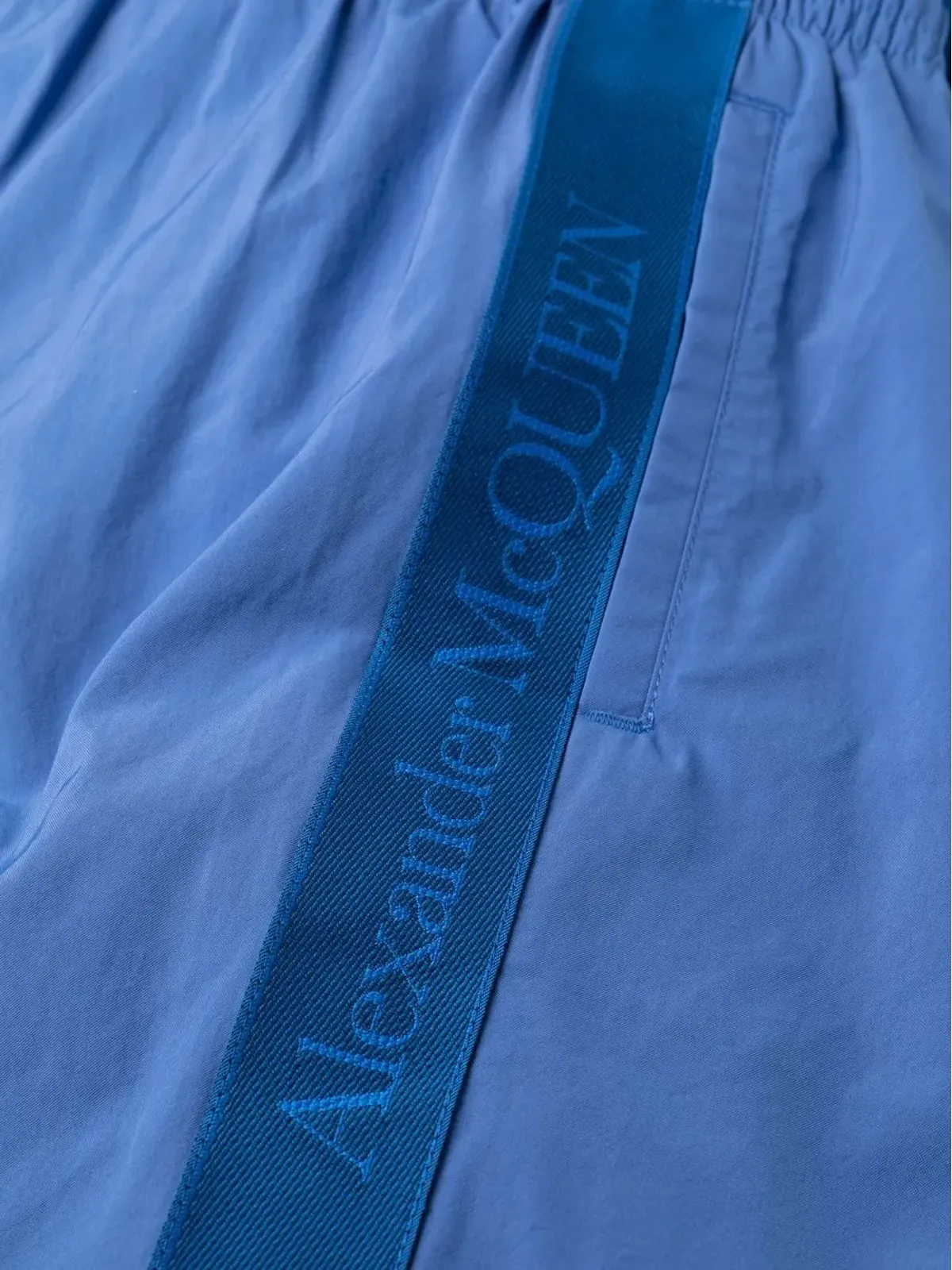 Alexander McQueen セルベージ ロゴジャカード スイムショーツ ブルー - 画像3