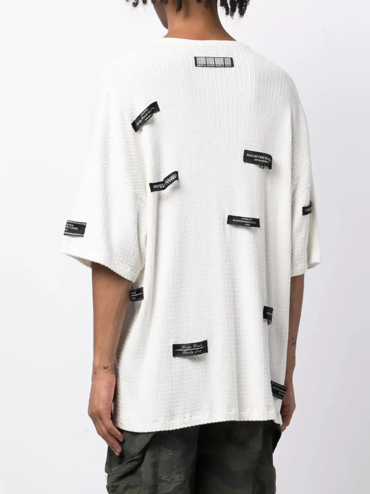 Mostly Heard Rarely Seen ロゴパッチ付きニットコットンTシャツ - 画像4