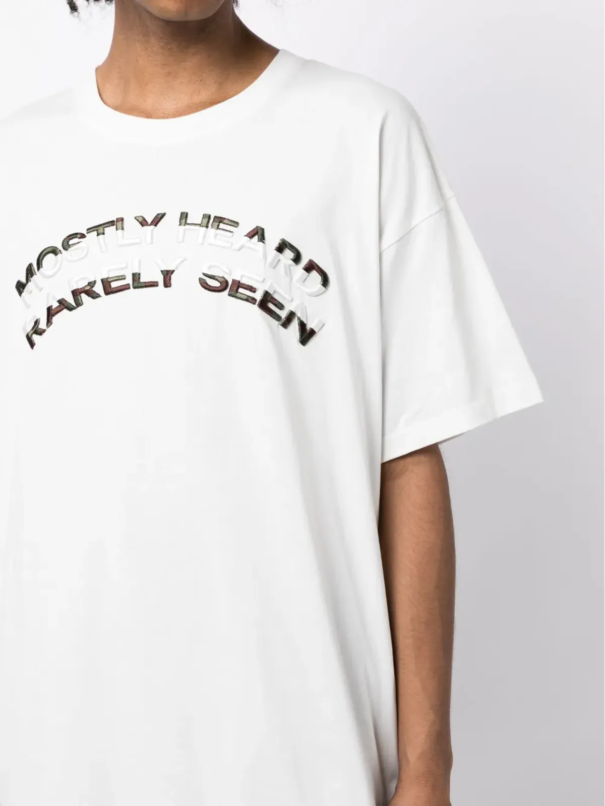 Mostly Heard Rarely Seen ロゴエンボス クルーネック Tシャツ - 画像5
