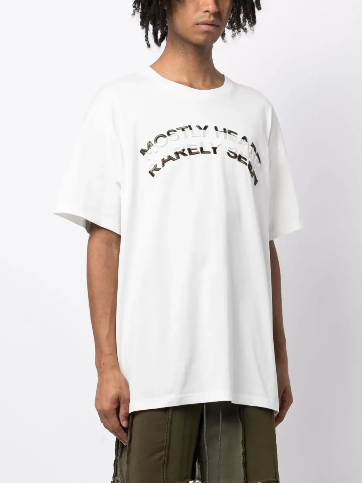 Mostly Heard Rarely Seen ロゴエンボス クルーネック Tシャツ - 画像3