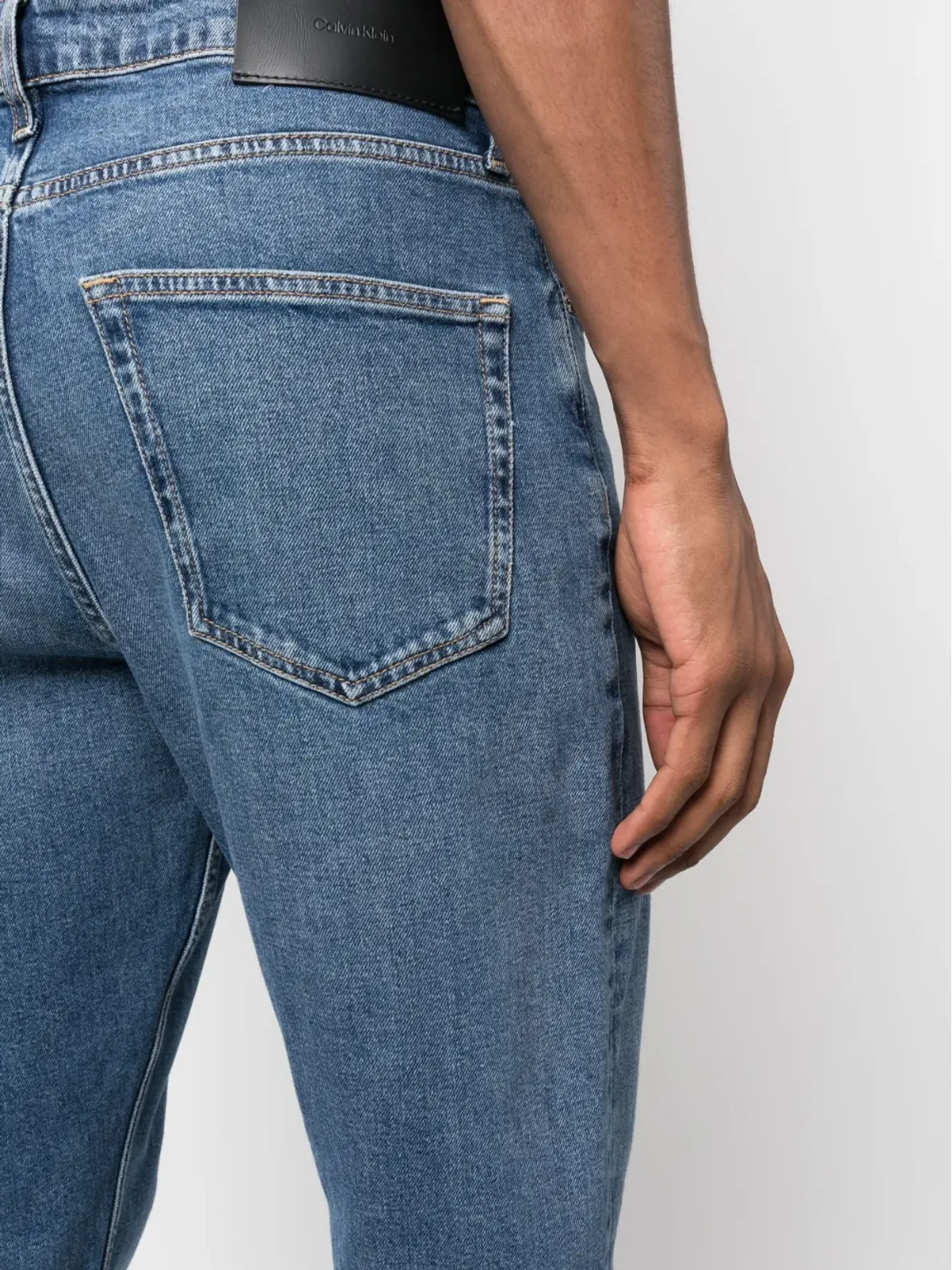 Calvin Klein ロゴパッチ ミッドライズ テーパードジーンズ - 画像5