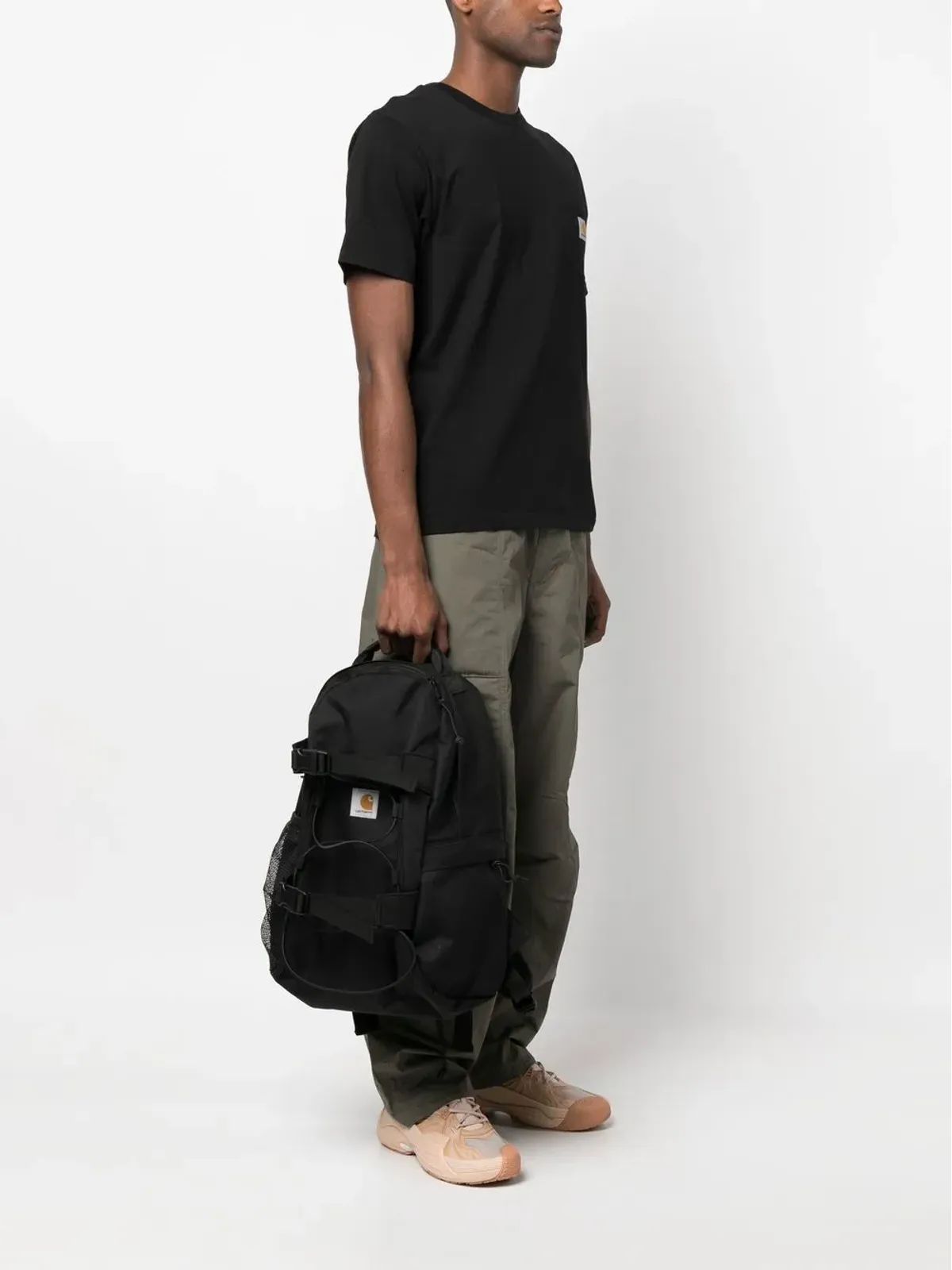 Carhartt WIP ロゴパッチジップアップバックパック（ブラック） - 画像2