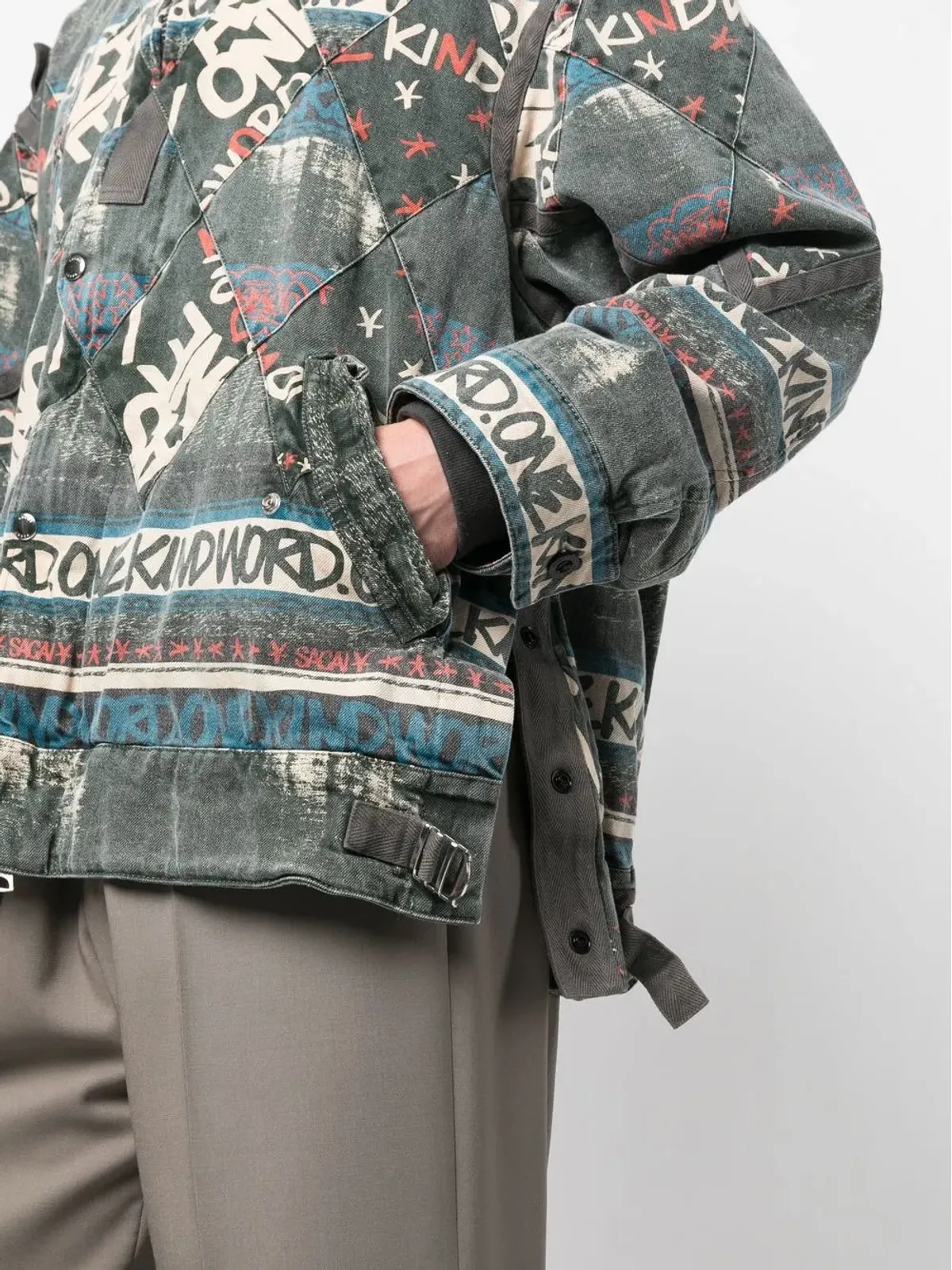 sacai スローガンプリント ボンバージャケット - グレー - 画像5