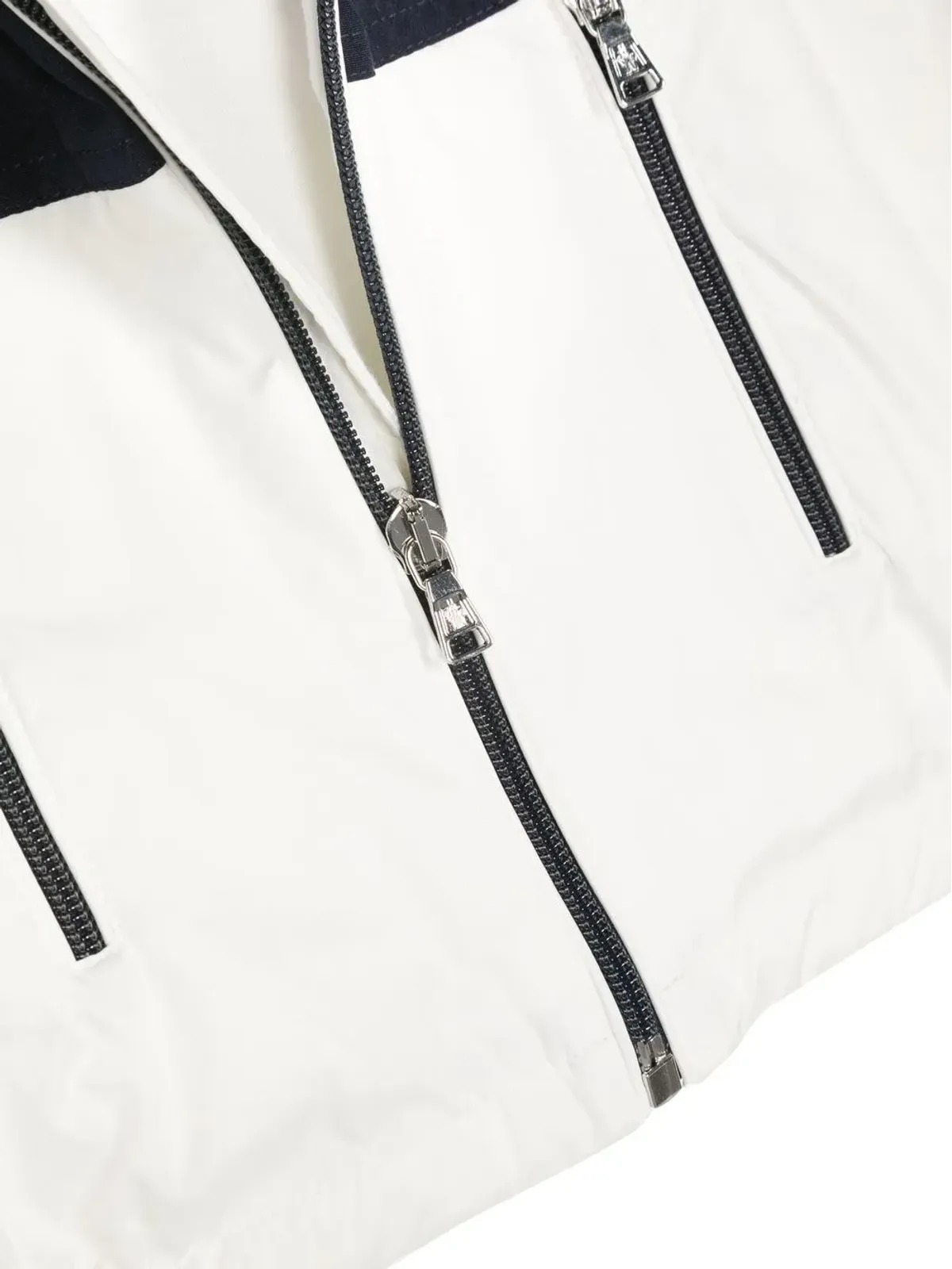 Moncler Enfant ロゴパッチ袖のフード付きジャケット - 画像3