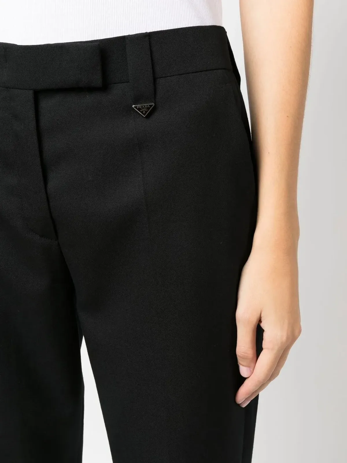 Prada ロゴプレート付きクロップドパンツ - 画像5
