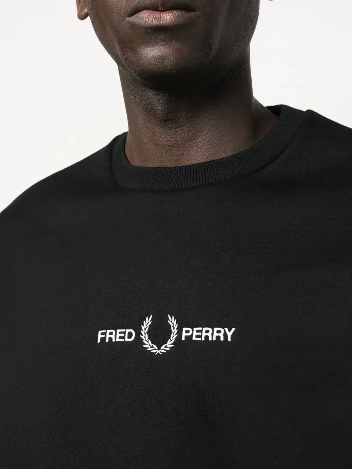 Fred Perry ロゴ刺繍入り クルーネック スウェットシャツ ブラック - 画像5