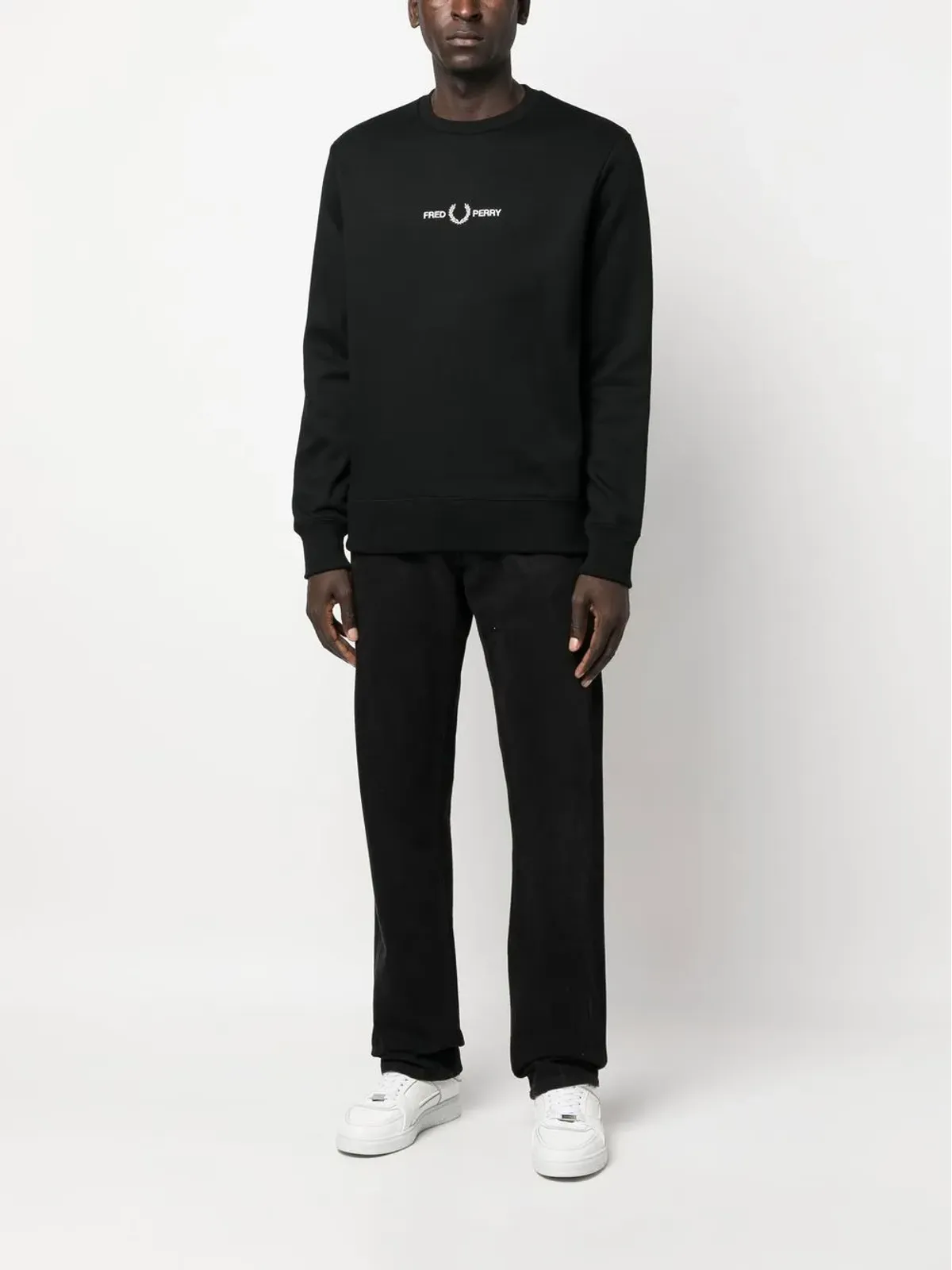 Fred Perry ロゴ刺繍入り クルーネック スウェットシャツ ブラック - 画像2