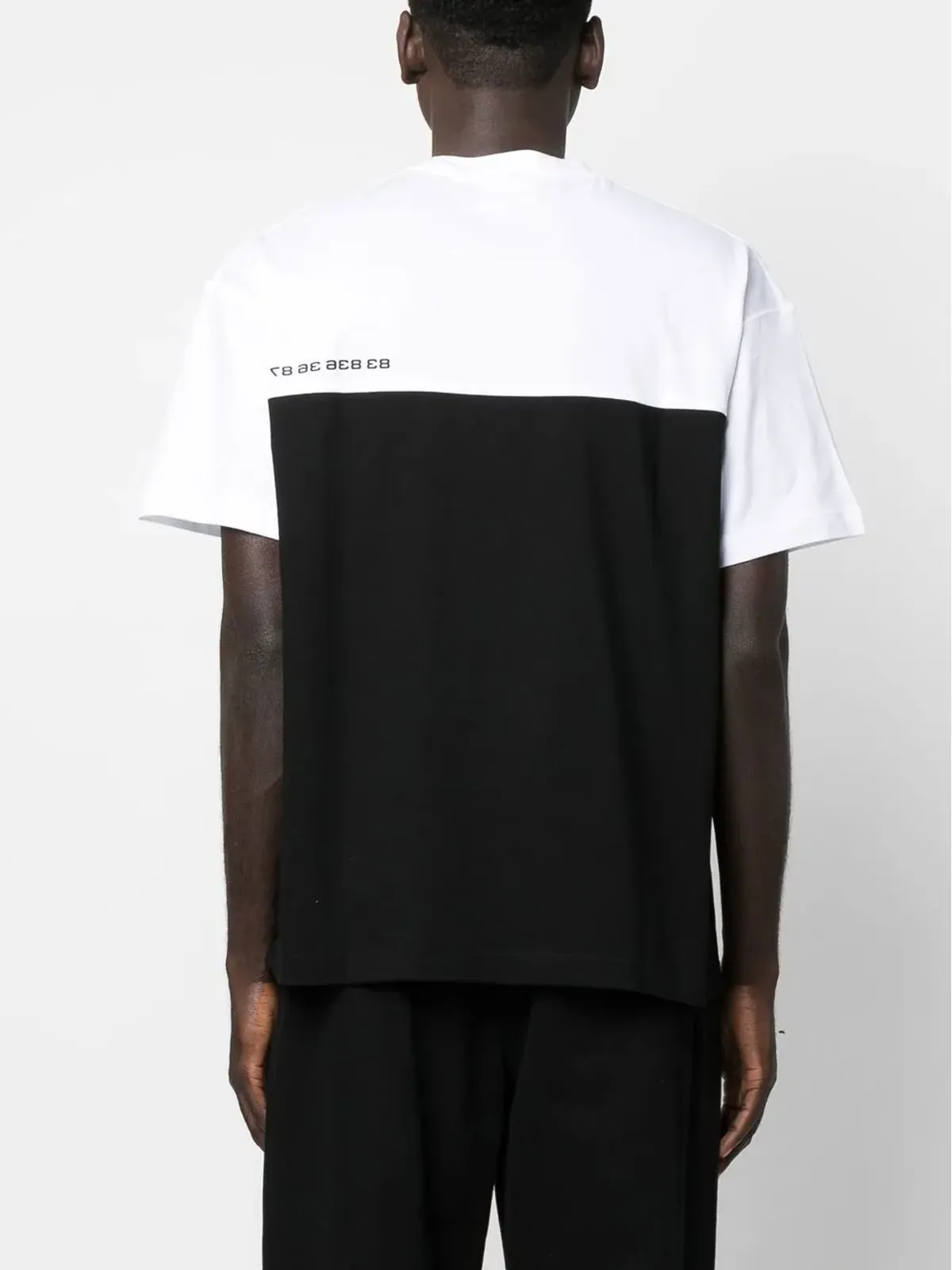 VTMNTS ブラックの番号プリント ツートーンTシャツ - 画像5