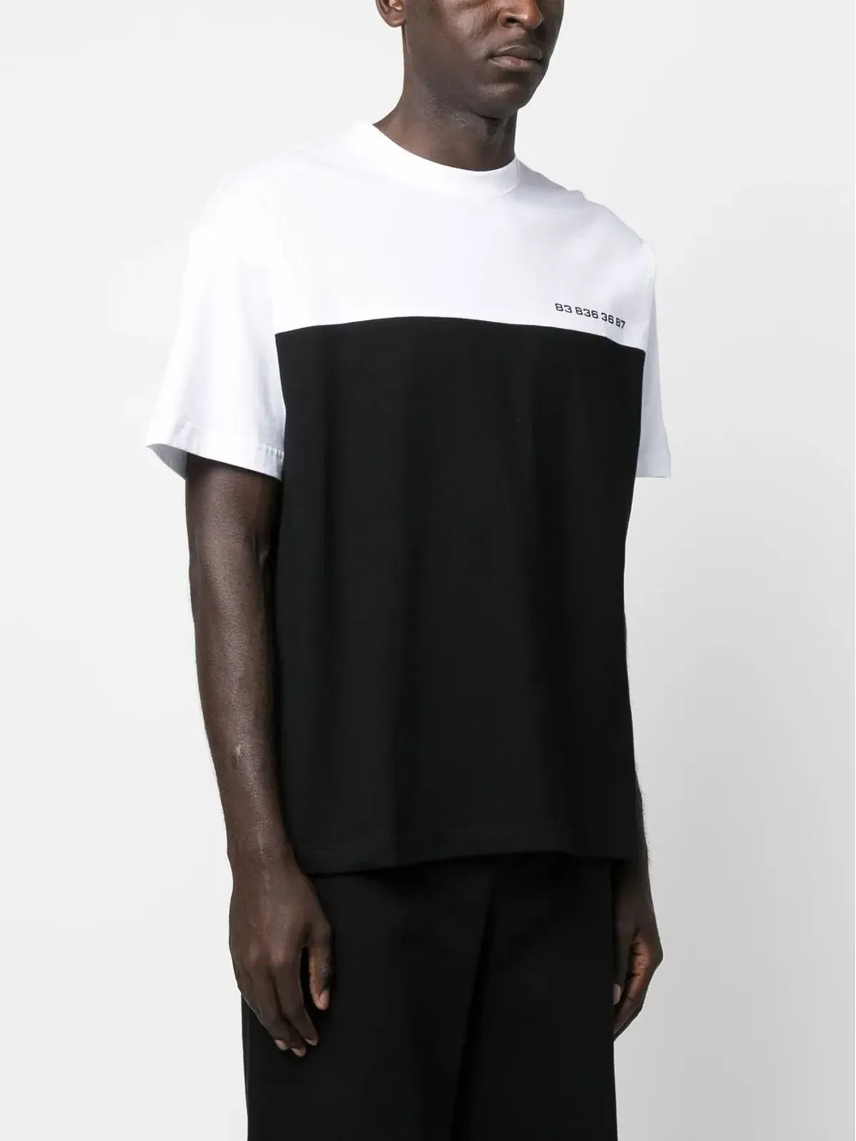 VTMNTS ブラックの番号プリント ツートーンTシャツ - 画像4