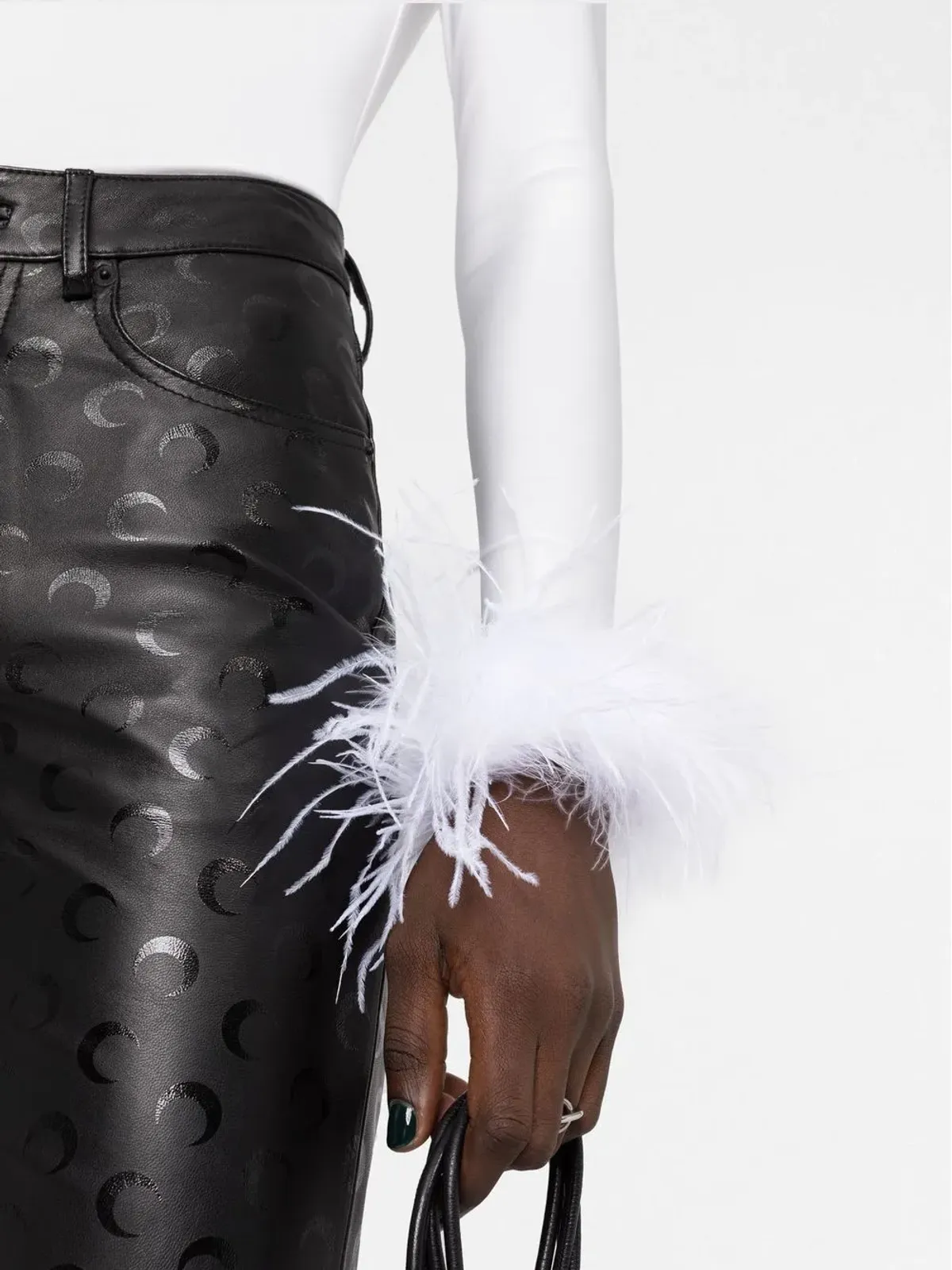 Atu Body Couture 羽毛風カフス ロールネックトップ - 画像5