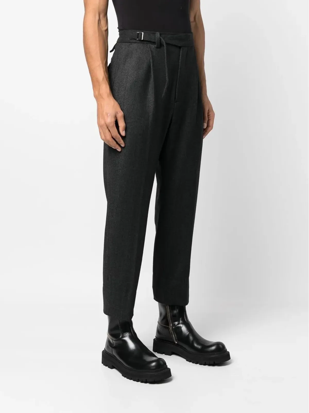 White Mountaineering グレーのクロップドテーパードパンツ - 画像3