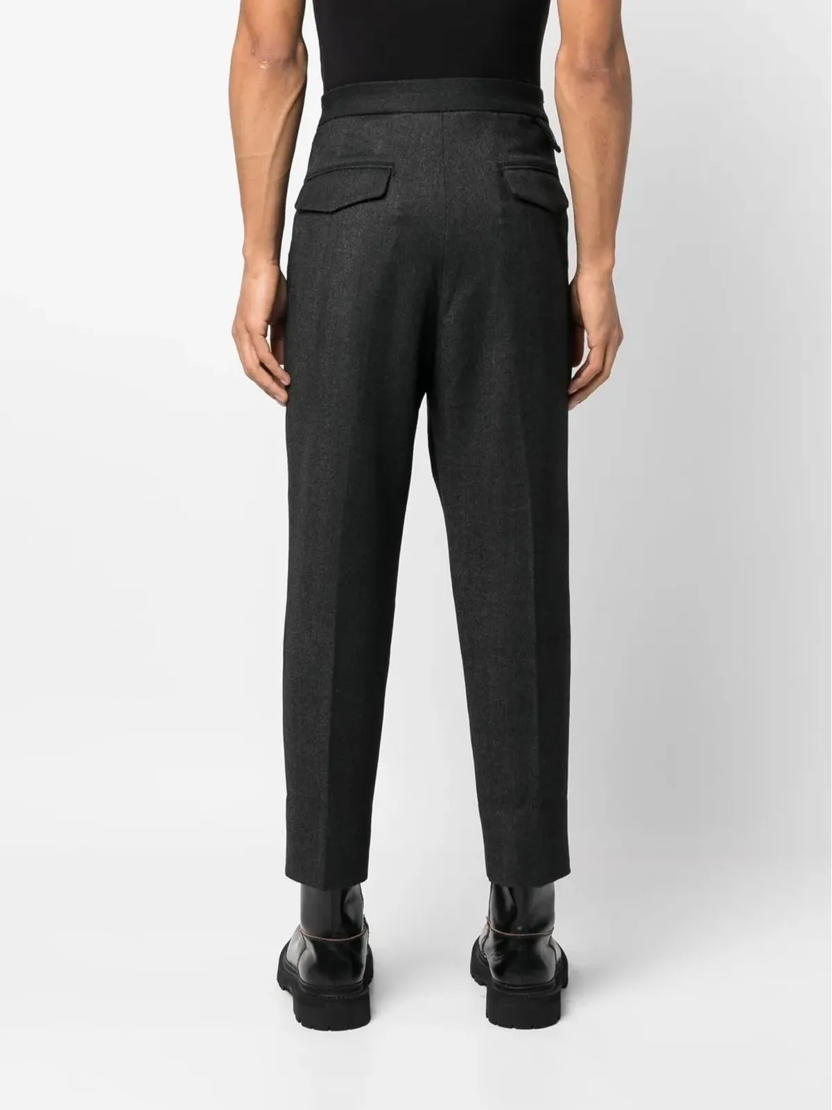 White Mountaineering グレーのクロップドテーパードパンツ - 画像4