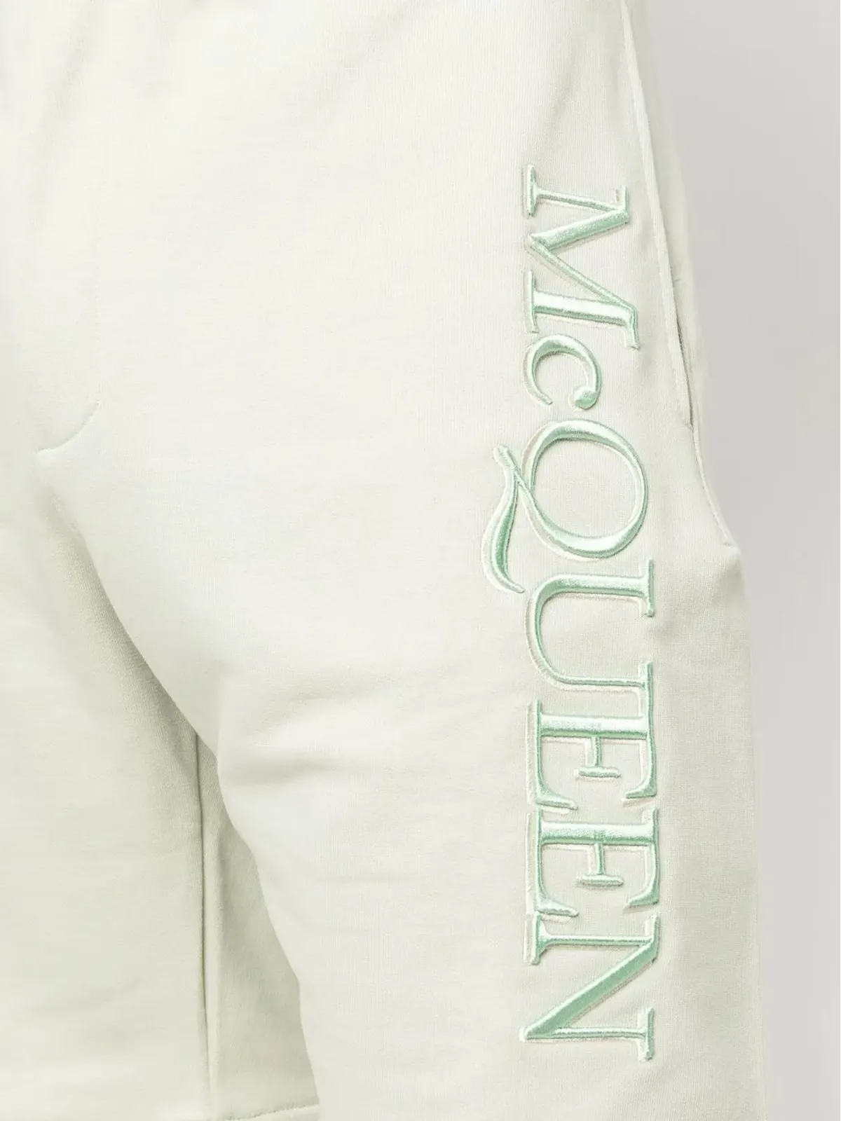 Alexander McQueen embroidered-logo Bermuda shorts - Green - 画像5