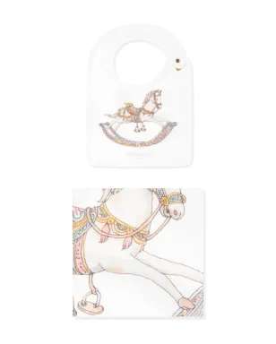 Atelier Choux おもちゃの馬プリント入り オーガニックコットン ビブとブランケットセット - White - サムネイル1