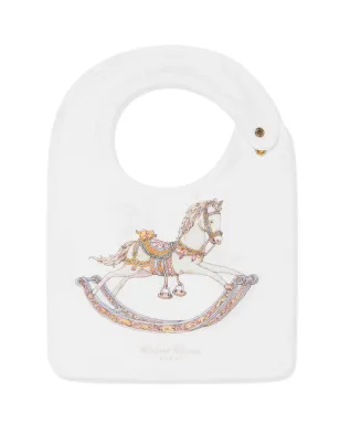 Atelier Choux おもちゃの馬プリント入り オーガニックコットン ビブとブランケットセット - White - サムネイル2