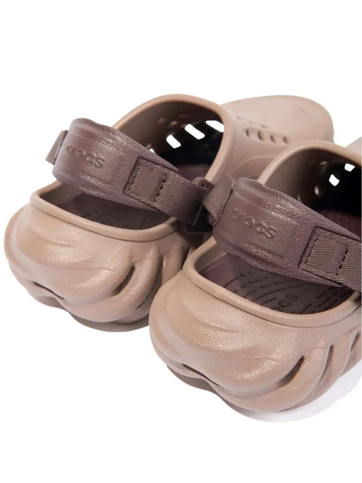 Crocs Kids Echo 通気孔付きサンダル - 画像3