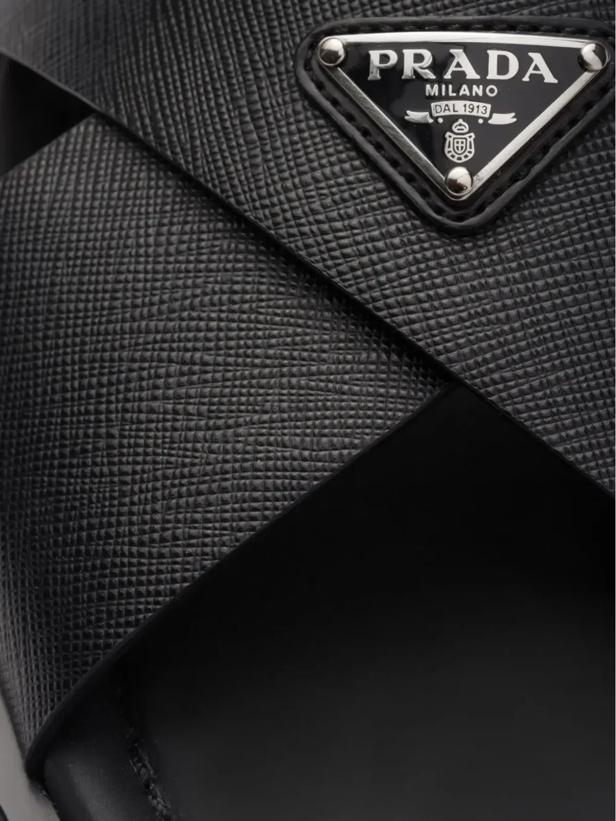 Prada クリスクロス 三角ロゴ レザー サンダル - ブラック - 画像4