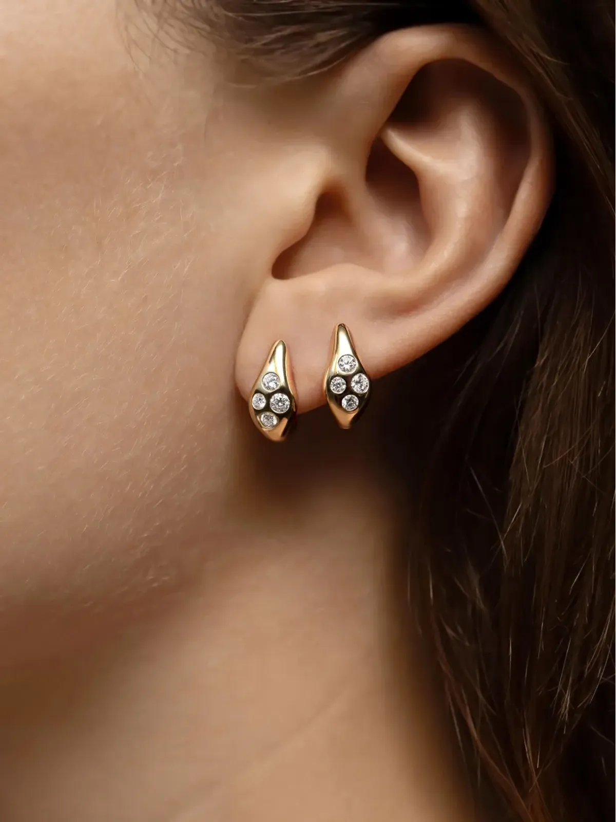 LOEV 14kt recycled yellow gold Curve diamond earrings - 画像3