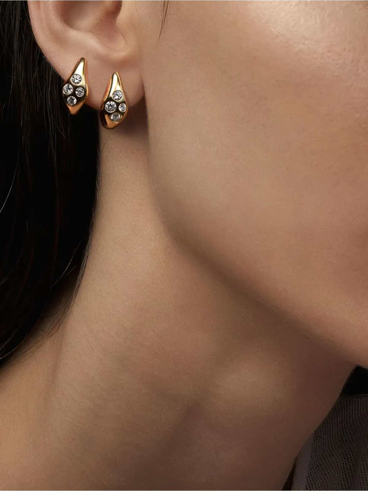 LOEV 14kt recycled yellow gold Curve diamond earrings - 画像4