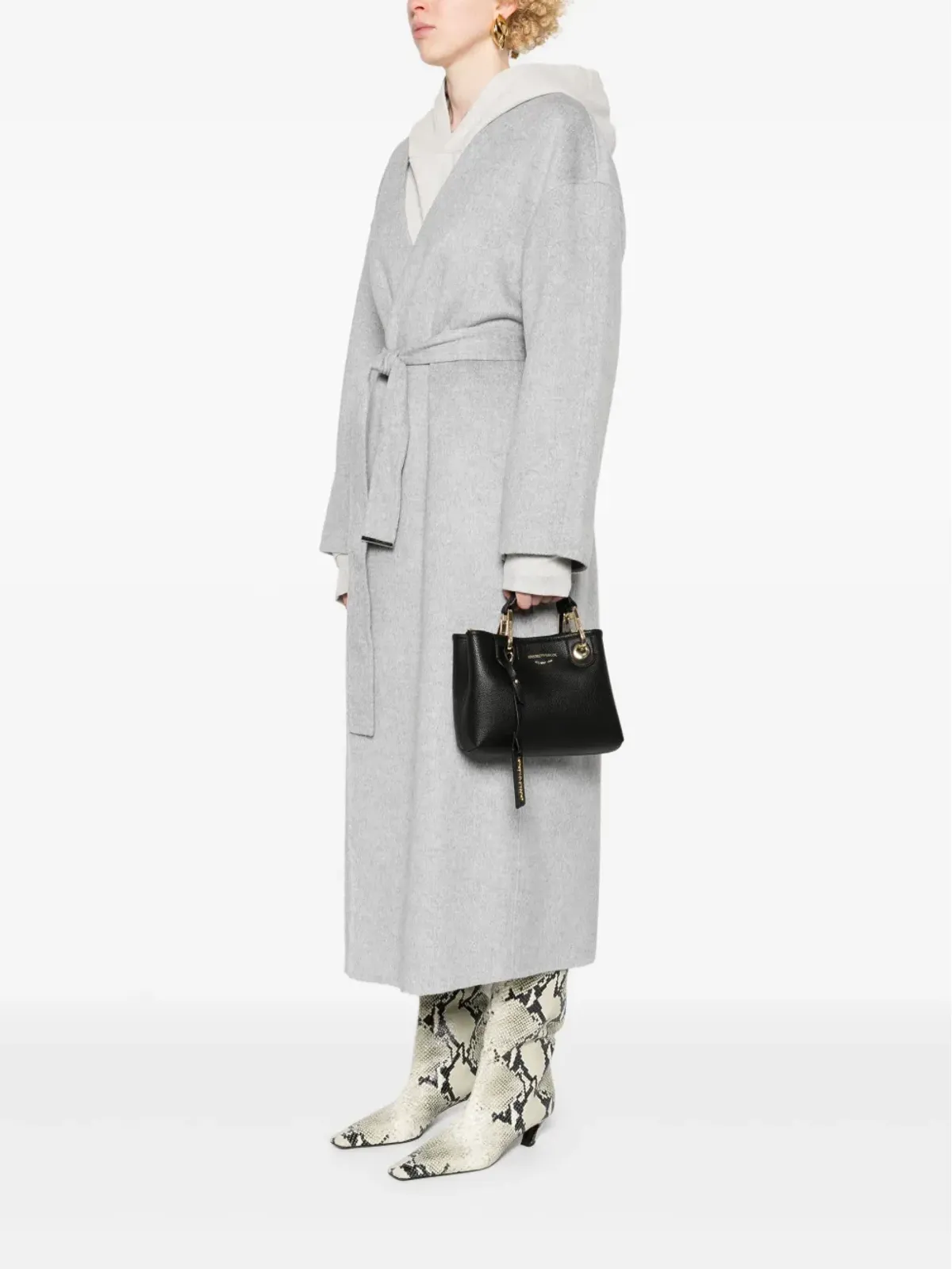 Emporio Armani ロゴエンボス クロスボディバッグ - 画像2