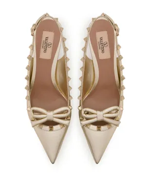 Valentino Garavani ロックスタッド ボウ スリングバック パンプス 60mm – ゴールド - サムネイル4