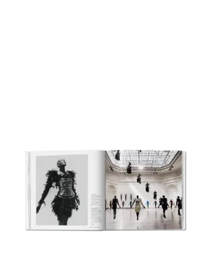 TASCHEN Issey Miyake by Midori Kitamura and Kazuko Koike ハードカバー本 - White - サムネイル5