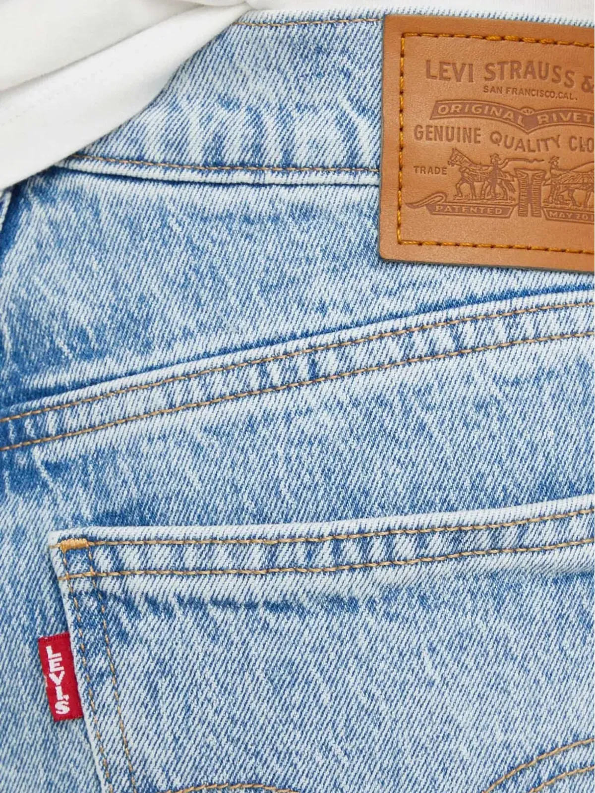 Levi's ミディ ボタン付きデニムジーンズ - 画像4