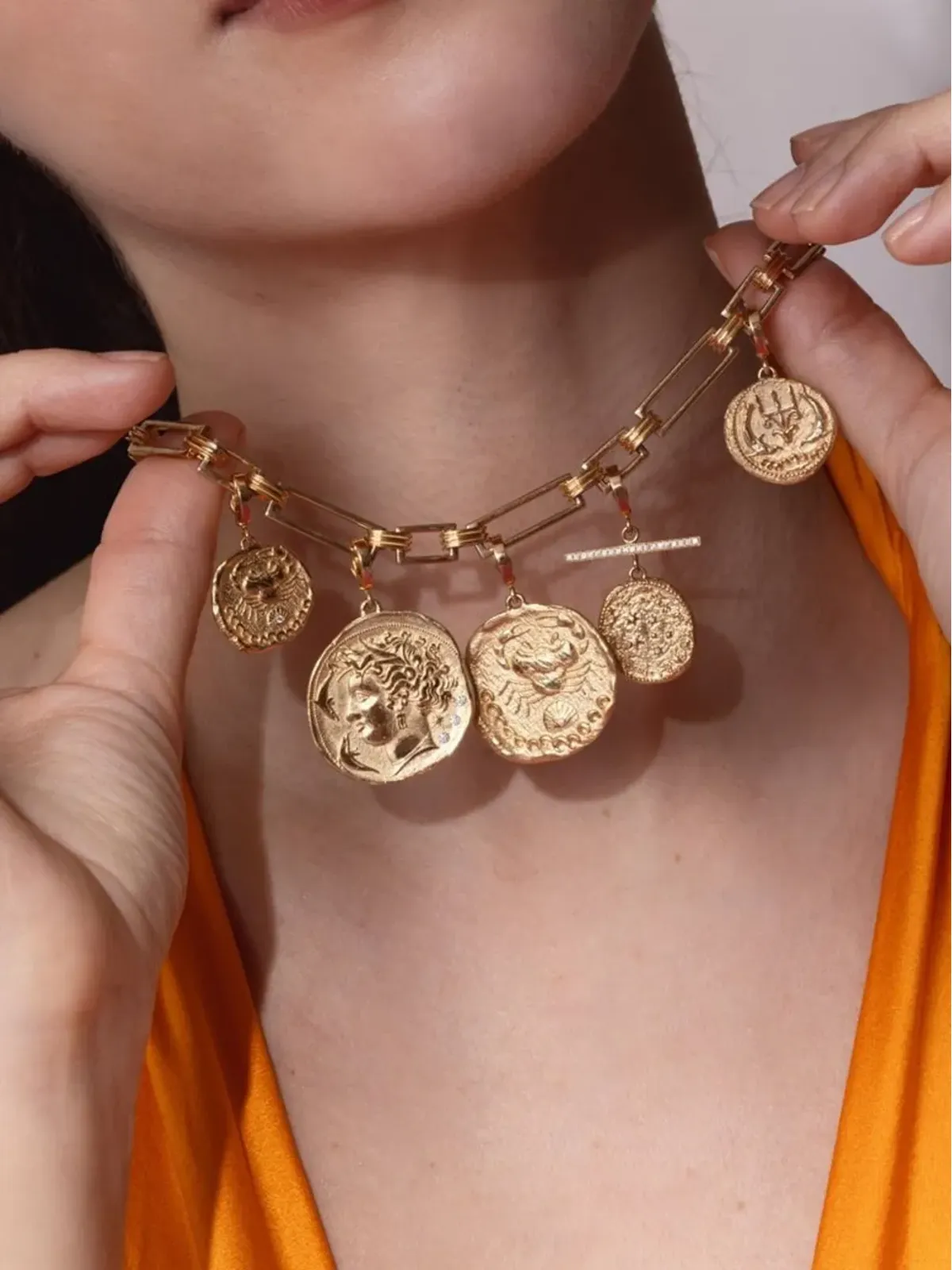 Azlee 18K イエローゴールド Sea Coin ペンダント - 画像2