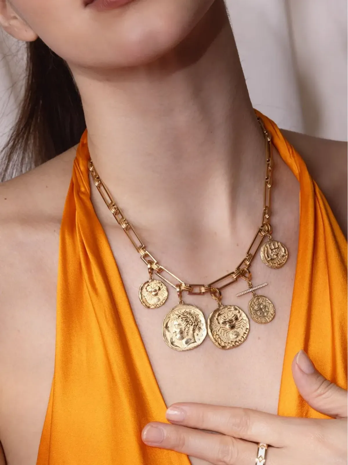 Azlee 18K イエローゴールド Sea Coin ペンダント - 画像3