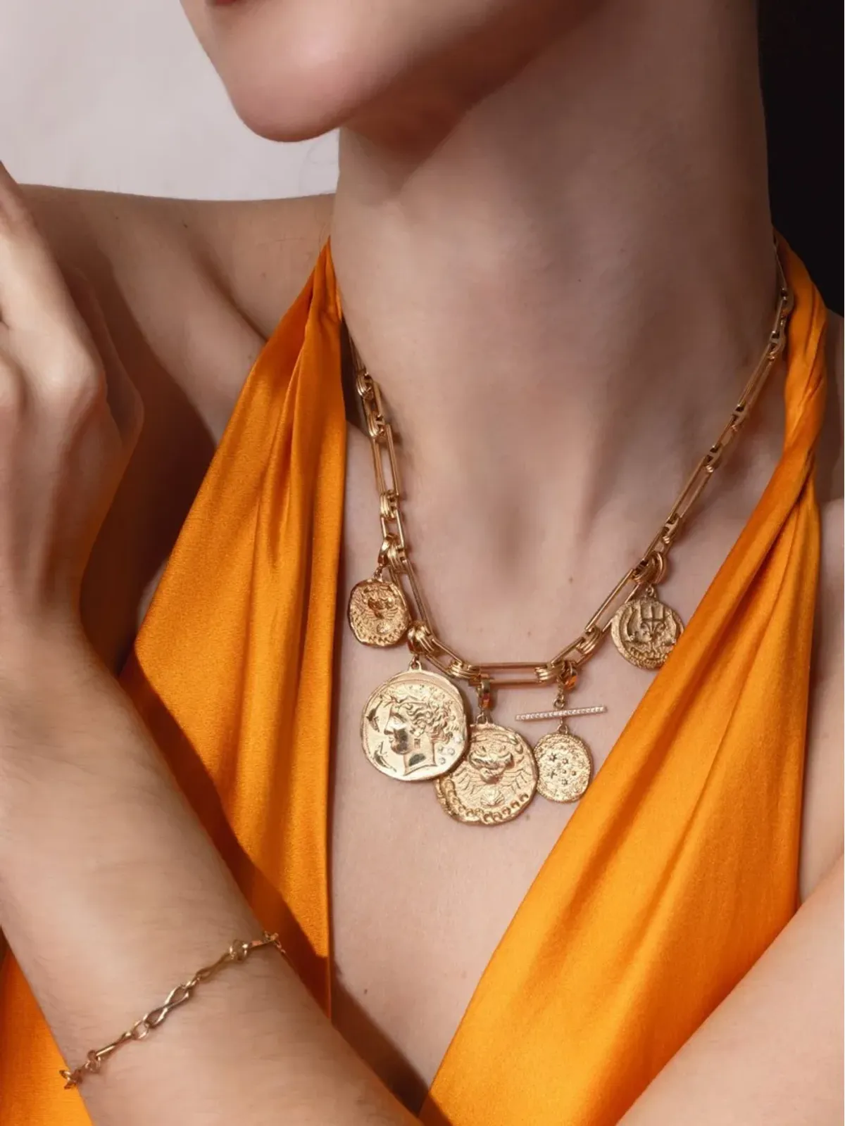 Azlee 18K イエローゴールド Sea Coin ペンダント - 画像4