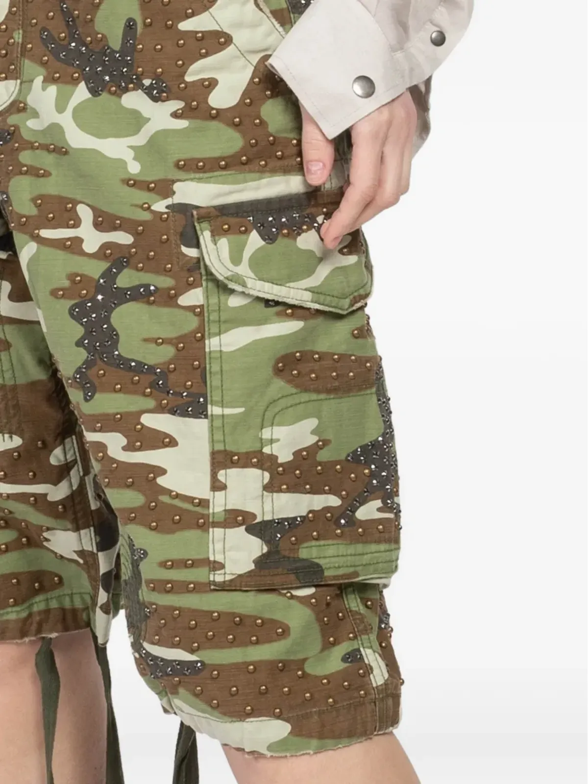 cout de la liberte 迷彩柄スタッズ付き装飾ショートパンツ - 画像5