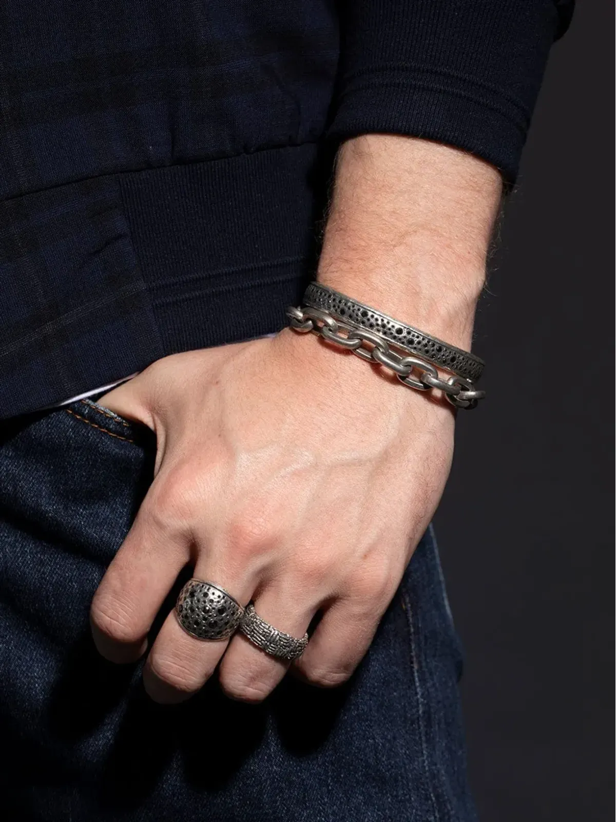 John Varvatos スターダストブラックダイヤモンド幅広リング（シルバー） - 画像3